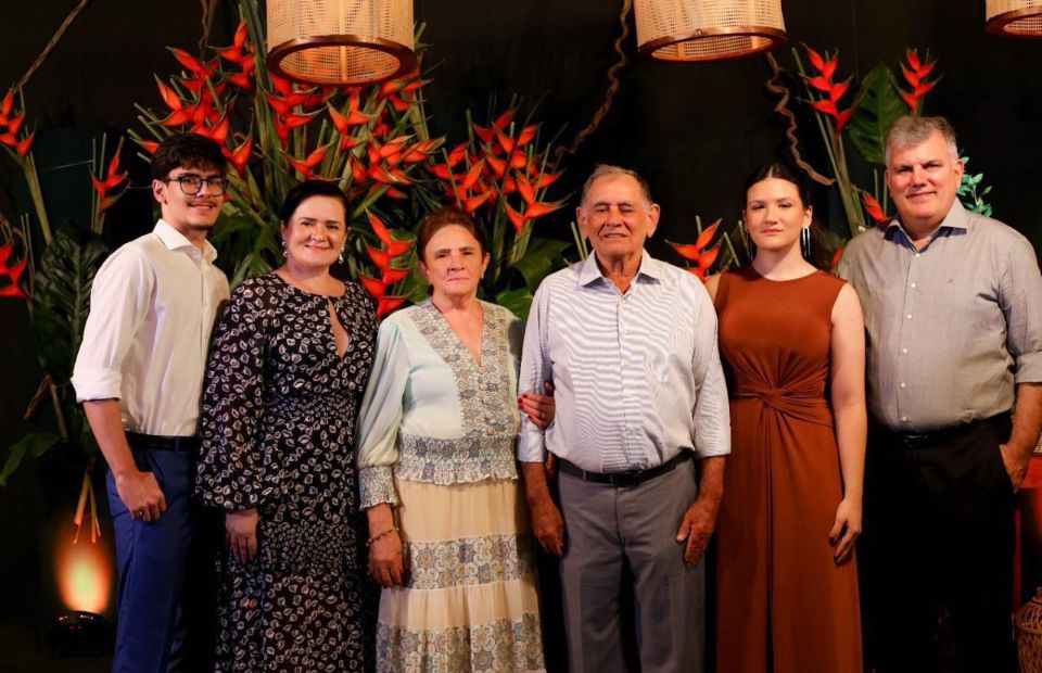 Mazé Maia com o marido, os filhos e os pais